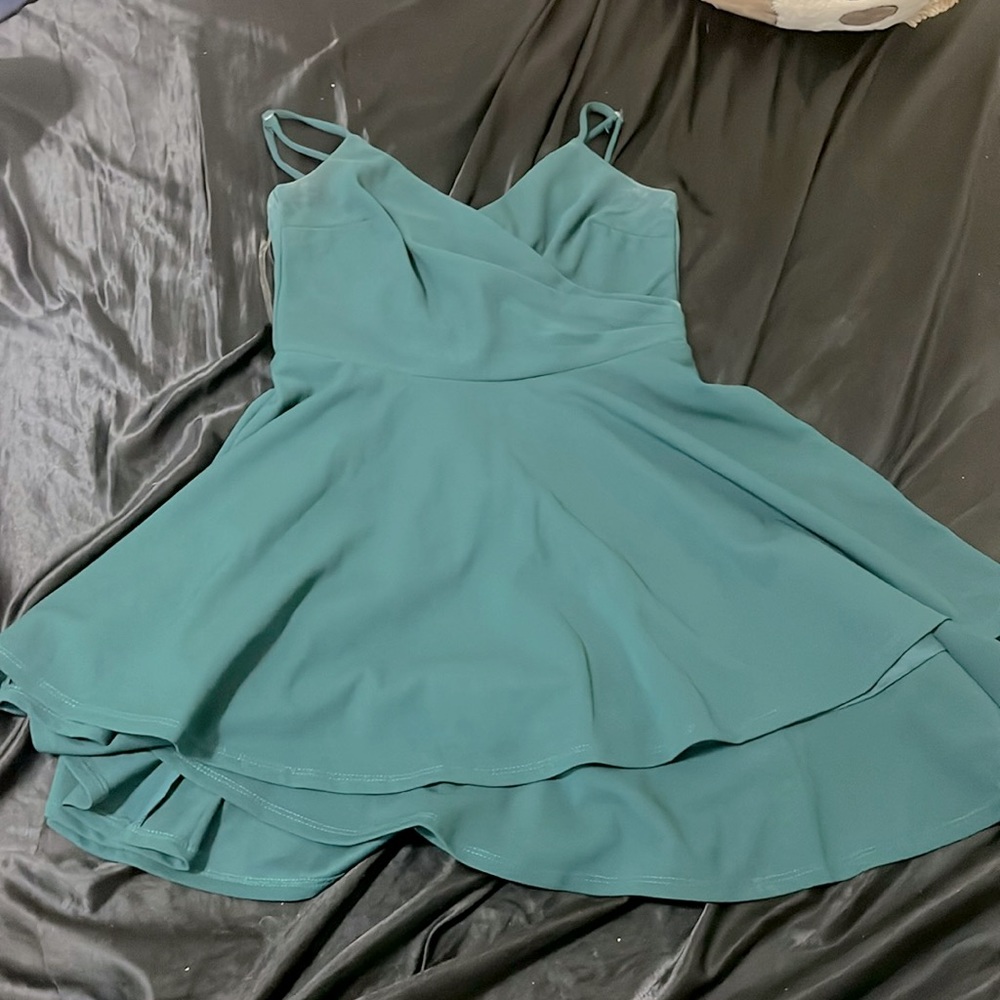 Zip up flowy dress straps adjustable.